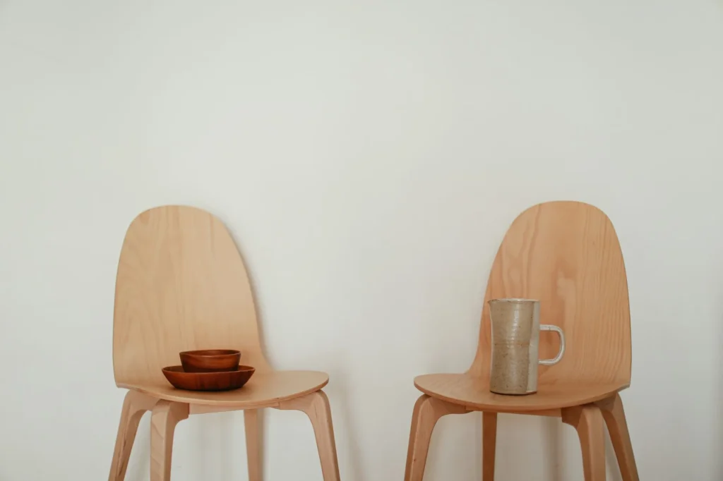 Grains de petit épeautre (à gauche) et de grand épeautre (à droite), deux céréales aux profils bien distincts
