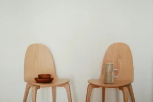 Grains de petit épeautre (à gauche) et de grand épeautre (à droite), deux céréales aux profils bien distincts