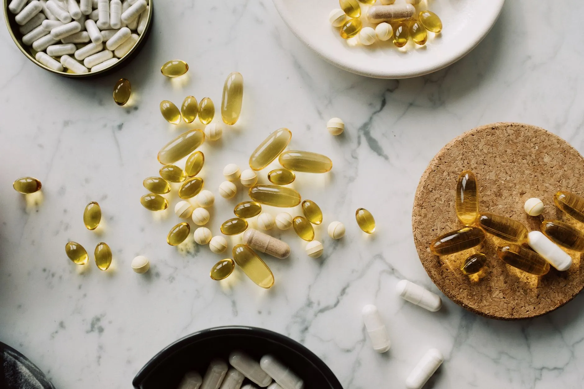 Comprimés de magnésium et aliments naturellement riches en ce minéral essentiel