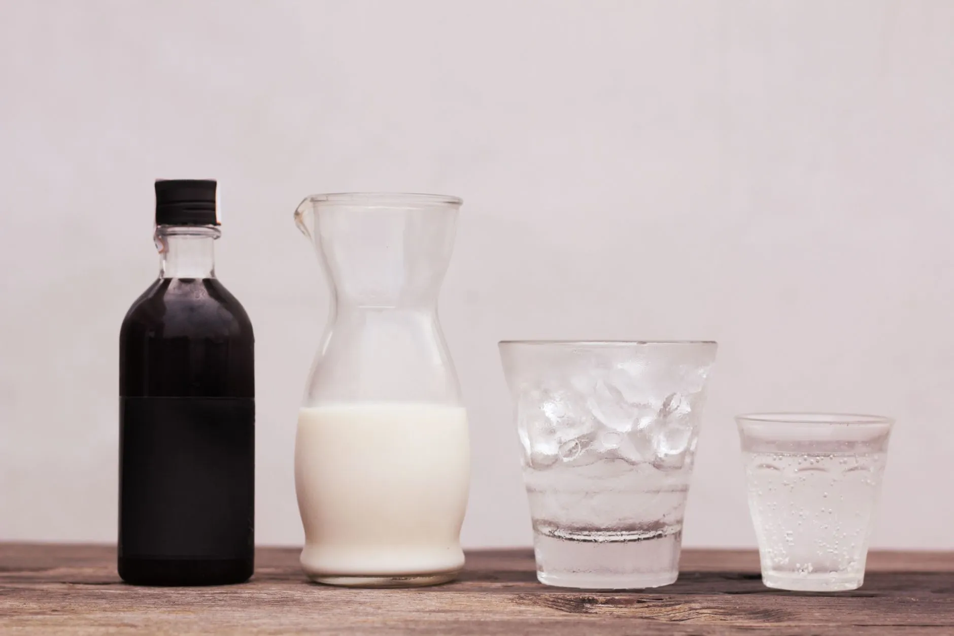 Kéfir, choucroute, ail et banane : des sources naturelles de probiotiques et de prébiotiques réunies sur une même table