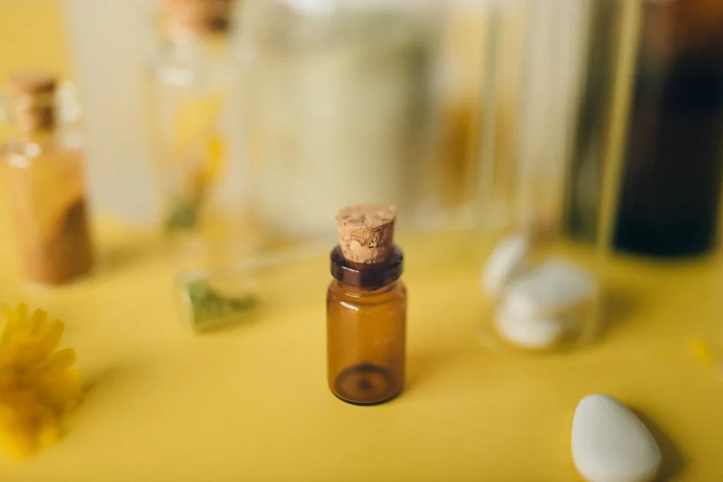 Complément de vitamine B12 posé sur une table à côté de légumes frais et de légumineuses