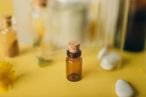 Complément de vitamine B12 posé sur une table à côté de légumes frais et de légumineuses