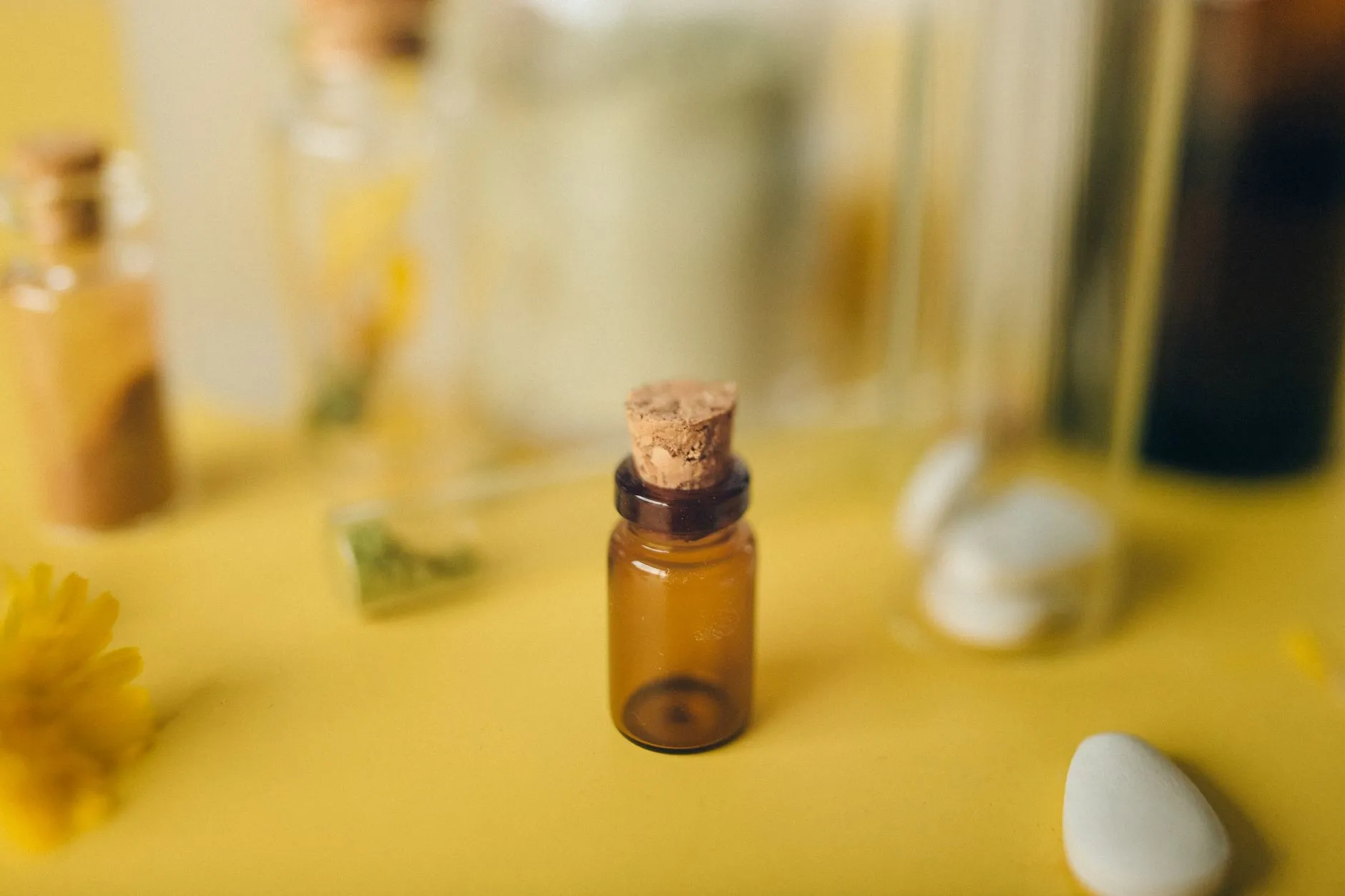 Complément de vitamine B12 posé sur une table à côté de légumes frais et de légumineuses